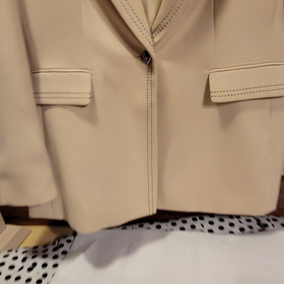 "Dressbarn" Beige blazer & tank top set with black stitching. - Picture 6 of 8